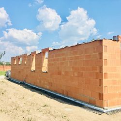 Wykonanie otworów okiennych - stan surowy otwarty domu jednorodzinnego w Krzyżanowicach - BAUMAG - fot.1