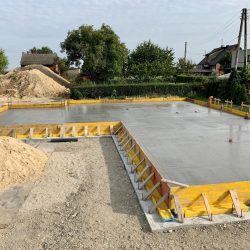 Zalanie fundamentów pod budowę domu jednorodzinnego z garażem w Krzyżanowicach - BAUMAG - fot.5