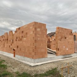 Wykonanie ścian nośnych - stan surowy otwarty domu jednorodzinnego z garażem w Krzyżanowicach - BAUMAG - fot.3