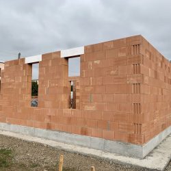 Wykonanie otworów okiennych i drzwiowych - stan surowy otwarty domu jednorodzinnego w Krzyżanowicach - BAUMAG - fot.1