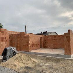 Wykonanie otworów okiennych i drzwiowych - stan surowy otwarty domu jednorodzinnego w Krzyżanowicach - BAUMAG - fot.2