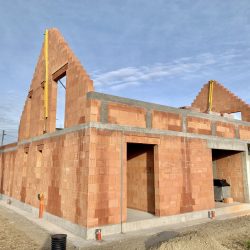 Dom jednorodzinny z garażem w bryle budynku w stanie surowym otwartym w Krzyżanowicach - BAMUAG - fot.2