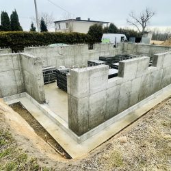 Budowa domu jednorodzinnego Nowa Wioska - stawianie ścian, fot. 12