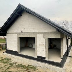 Wymurowanie ścian nośnych domu jednorodzinnego w Tworkowie zakończonych wieńcem żelbetonowym - fot. 4